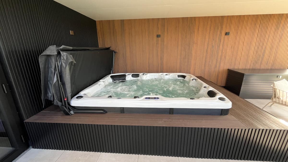Covered XL Jacuzzi